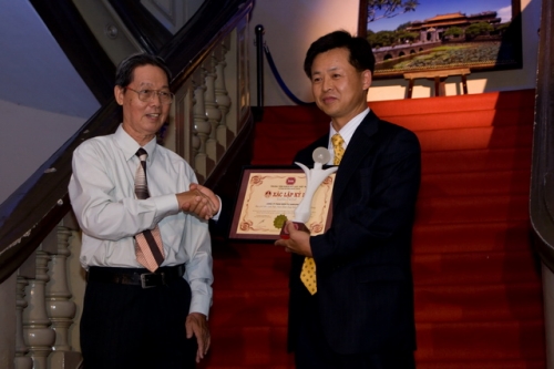 Samsung-ra-mắt-điện-thoại-INNOV8-với-kỉ-lục-Guiness-Việt-Nam Samsung-ra-mắt-điện-thoại-INNOV8-với-kỉ-lục-Guiness-Việt-Nam