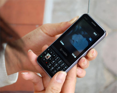 Q-Mobile-T550-vừa-xem-truyền-hình-vừa-'chạm'