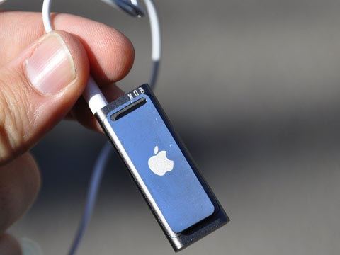 'Đập-hộp'-iPod-Shuffle-4-GB-tí-hon 'Đập-hộp'-iPod-Shuffle-4-GB-tí-hon