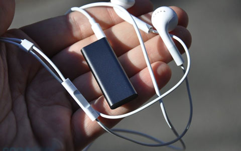 'Đập-hộp'-iPod-Shuffle-4-GB-tí-hon 'Đập-hộp'-iPod-Shuffle-4-GB-tí-hon