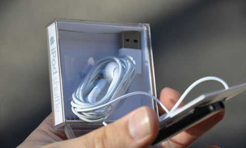 'Đập-hộp'-iPod-Shuffle-4-GB-tí-hon 'Đập-hộp'-iPod-Shuffle-4-GB-tí-hon