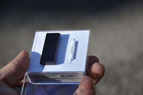 'Đập-hộp'-iPod-Shuffle-4-GB-tí-hon 'Đập-hộp'-iPod-Shuffle-4-GB-tí-hon