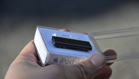 'Đập-hộp'-iPod-Shuffle-4-GB-tí-hon 'Đập-hộp'-iPod-Shuffle-4-GB-tí-hon