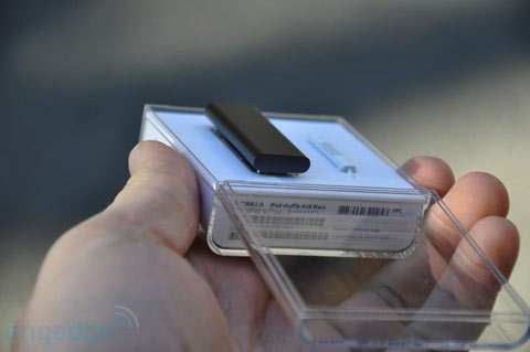 'Đập-hộp'-iPod-Shuffle-4-GB-tí-hon 'Đập-hộp'-iPod-Shuffle-4-GB-tí-hon