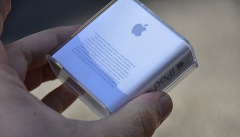 'Đập-hộp'-iPod-Shuffle-4-GB-tí-hon 'Đập-hộp'-iPod-Shuffle-4-GB-tí-hon