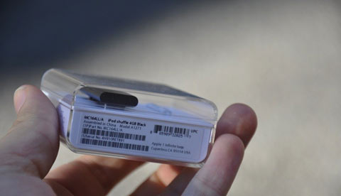 'Đập-hộp'-iPod-Shuffle-4-GB-tí-hon 'Đập-hộp'-iPod-Shuffle-4-GB-tí-hon