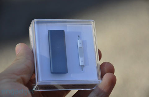 'Đập-hộp'-iPod-Shuffle-4-GB-tí-hon 'Đập-hộp'-iPod-Shuffle-4-GB-tí-hon