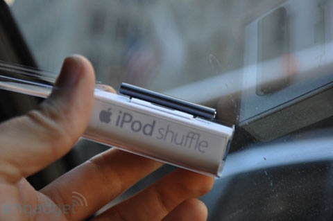 'Đập-hộp'-iPod-Shuffle-4-GB-tí-hon 'Đập-hộp'-iPod-Shuffle-4-GB-tí-hon