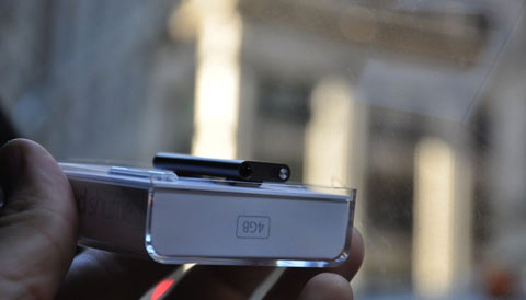 'Đập-hộp'-iPod-Shuffle-4-GB-tí-hon 'Đập-hộp'-iPod-Shuffle-4-GB-tí-hon