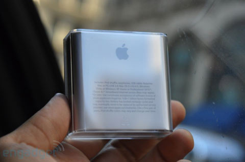 'Đập-hộp'-iPod-Shuffle-4-GB-tí-hon 'Đập-hộp'-iPod-Shuffle-4-GB-tí-hon