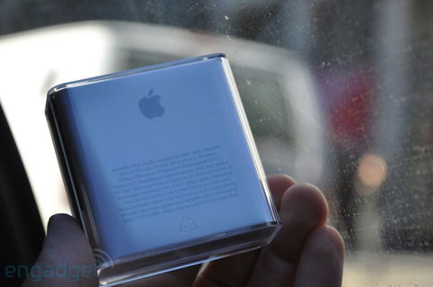 'Đập-hộp'-iPod-Shuffle-4-GB-tí-hon 'Đập-hộp'-iPod-Shuffle-4-GB-tí-hon