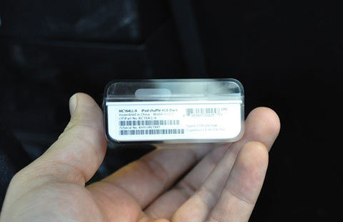 'Đập-hộp'-iPod-Shuffle-4-GB-tí-hon 'Đập-hộp'-iPod-Shuffle-4-GB-tí-hon