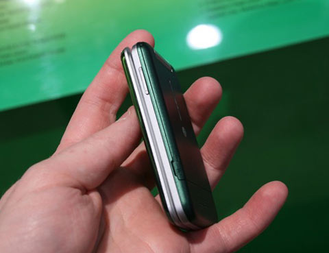 Sony-Ericsson-T707-trình-diễn