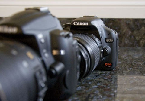 Canon-EOS-500D-và-Nikon-D5000
