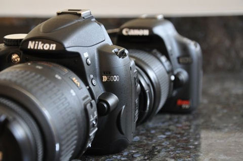 Canon-EOS-500D-và-Nikon-D5000