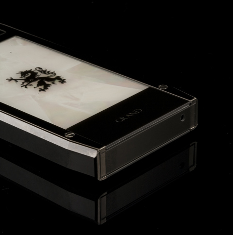 Di-động-Mobiado-giống-Nokia-E71