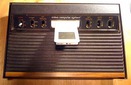 Đế-iPod-bằng-máy-chơi-game-Atari-2600-cổ-kính