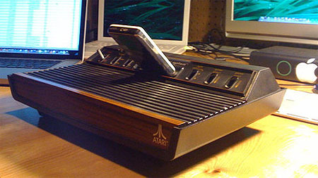 Đế-iPod-bằng-máy-chơi-game-Atari-2600-cổ-kính
