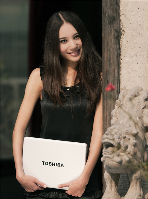 Laptop-Toshiba-chạy-Windows-7-cho-châu-Á