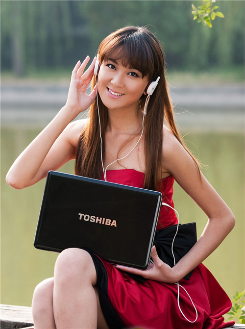 Laptop-Toshiba-chạy-Windows-7-cho-châu-Á