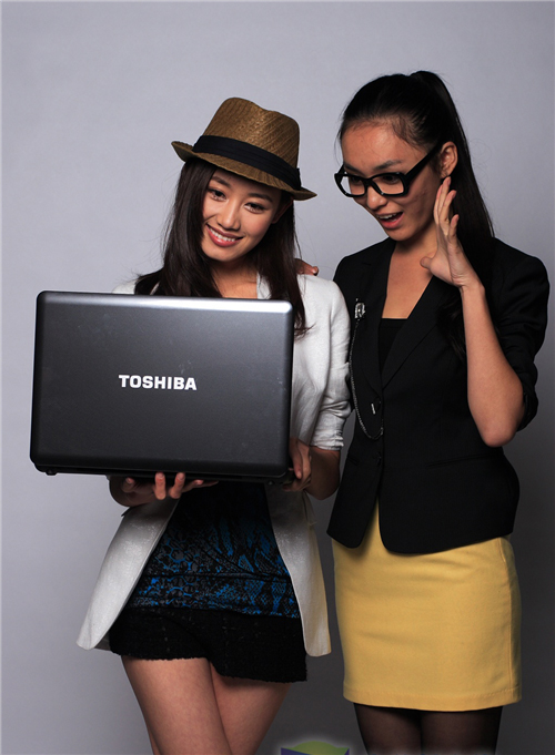 Laptop-Toshiba-chạy-Windows-7-cho-châu-Á
