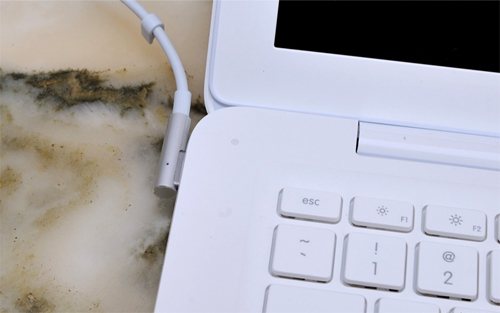 Mổ-xẻ-Apple-Macbook-nhựa-Unibody Mổ-xẻ-Apple-Macbook-nhựa-Unibody