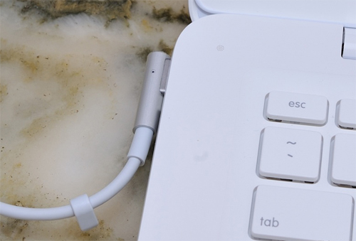 Mổ-xẻ-Apple-Macbook-nhựa-Unibody Mổ-xẻ-Apple-Macbook-nhựa-Unibody