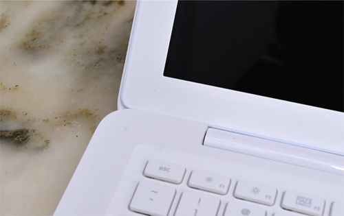 Mổ-xẻ-Apple-Macbook-nhựa-Unibody Mổ-xẻ-Apple-Macbook-nhựa-Unibody