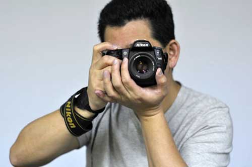 Cách-cầm-máy-ảnh