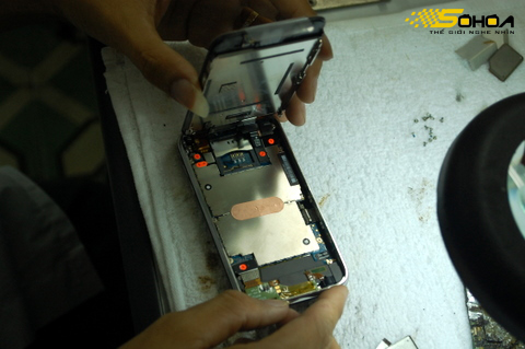 Bị-'luộc'-linh-kiện-khi-đi-sửa-iPhone Bị-'luộc'-linh-kiện-khi-đi-sửa-iPhone