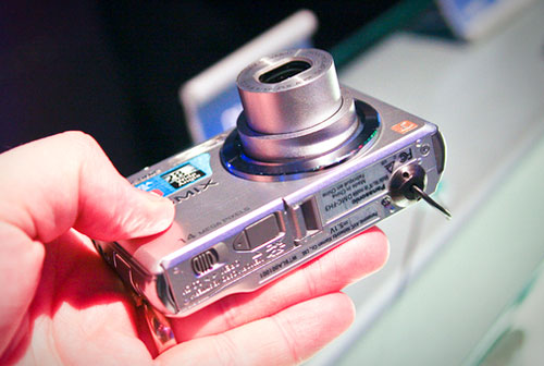 Ngắm-máy-ảnh-màn-hình-cảm-ứng-của-Panasonic