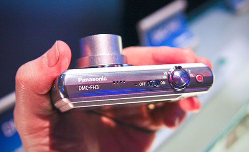 Ngắm-máy-ảnh-màn-hình-cảm-ứng-của-Panasonic