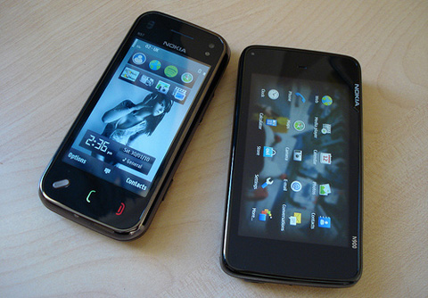 Nokia-N97-Mini-bên-cạnh-N900