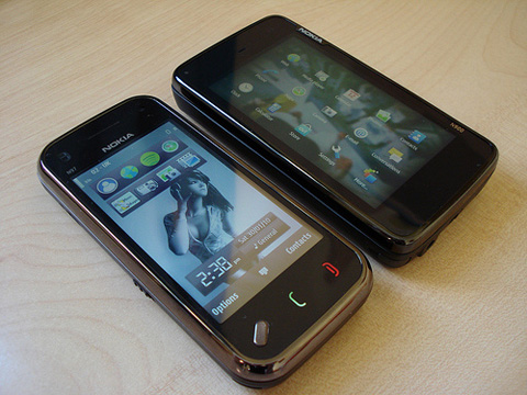 Nokia-N97-Mini-bên-cạnh-N900