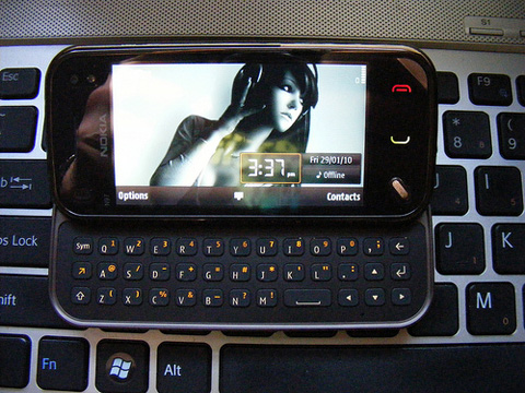 Nokia-N97-Mini-bên-cạnh-N900