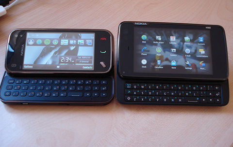 Nokia-N97-Mini-bên-cạnh-N900