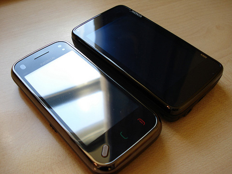 Nokia-N97-Mini-bên-cạnh-N900