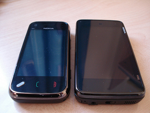 Nokia-N97-Mini-bên-cạnh-N900