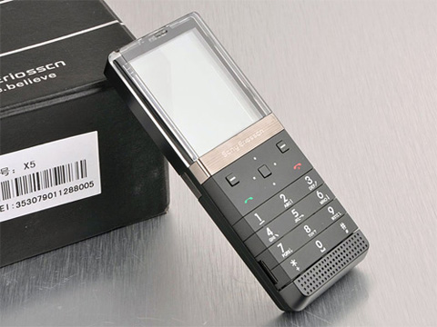 Điện-thoại-trong-suốt-của-Sony-Ericsson-bị-'nhái'