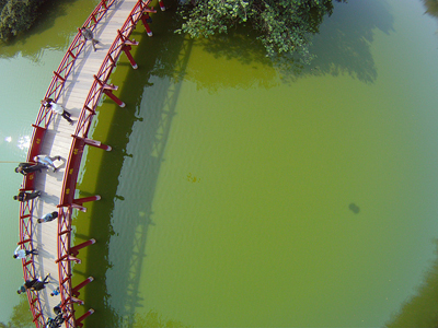 Treo-máy-ảnh-vào-chùm-bóng-bay-để-chụp-Hồ-Gươm