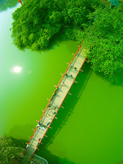 Treo-máy-ảnh-vào-chùm-bóng-bay-để-chụp-Hồ-Gươm