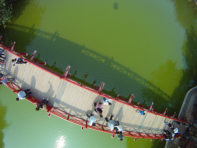 Treo-máy-ảnh-vào-chùm-bóng-bay-để-chụp-Hồ-Gươm