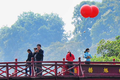 Treo-máy-ảnh-vào-chùm-bóng-bay-để-chụp-Hồ-Gươm