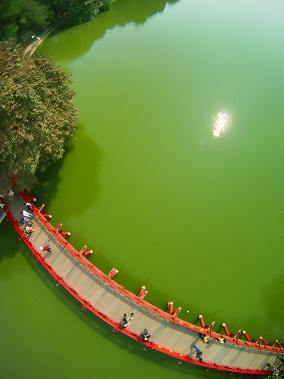 Treo-máy-ảnh-vào-chùm-bóng-bay-để-chụp-Hồ-Gươm