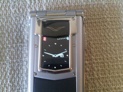 'Đập-hộp'-Vertu-nắp-gập-đầu-tiên