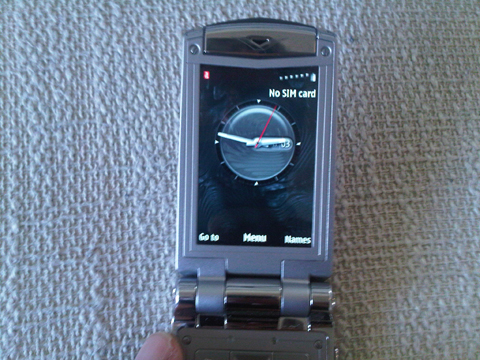 'Đập-hộp'-Vertu-nắp-gập-đầu-tiên