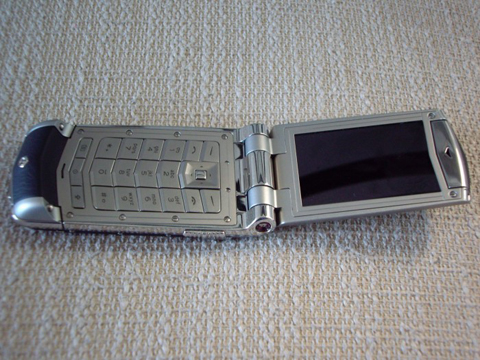 'Đập-hộp'-Vertu-nắp-gập-đầu-tiên