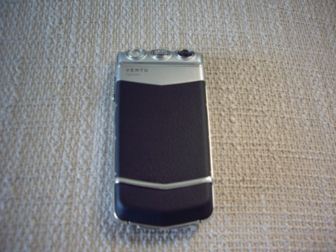 'Đập-hộp'-Vertu-nắp-gập-đầu-tiên