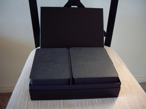 'Đập-hộp'-Vertu-nắp-gập-đầu-tiên