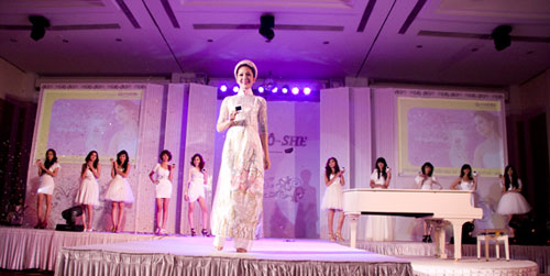 Điện-thoại-Q-mobile-được-đính-pha-lê-Swarovski